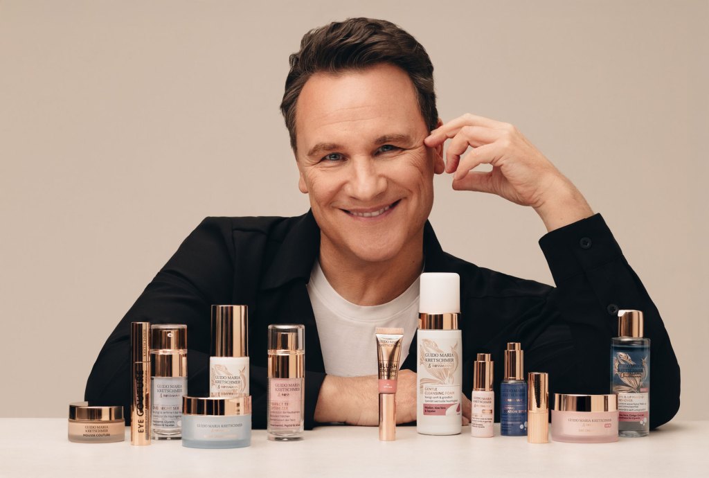 Der Designer Guido Maria Kretschmer vor seinen Beauty-Produkten.