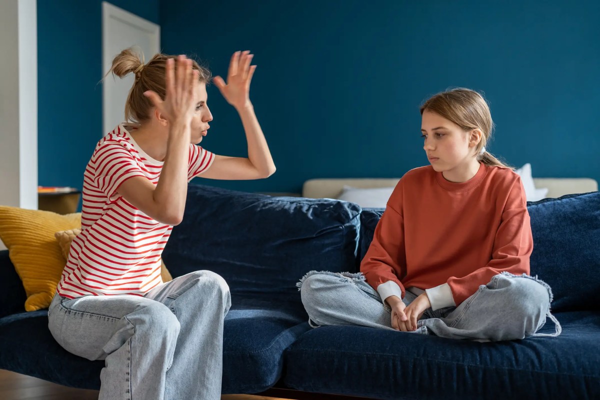 Teenager Mädchen sitzt mit ihrer Mutter auf der Couch und streitet sich