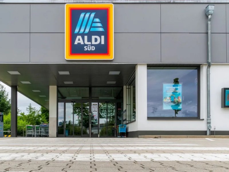 Aldi Geschäft von außen.