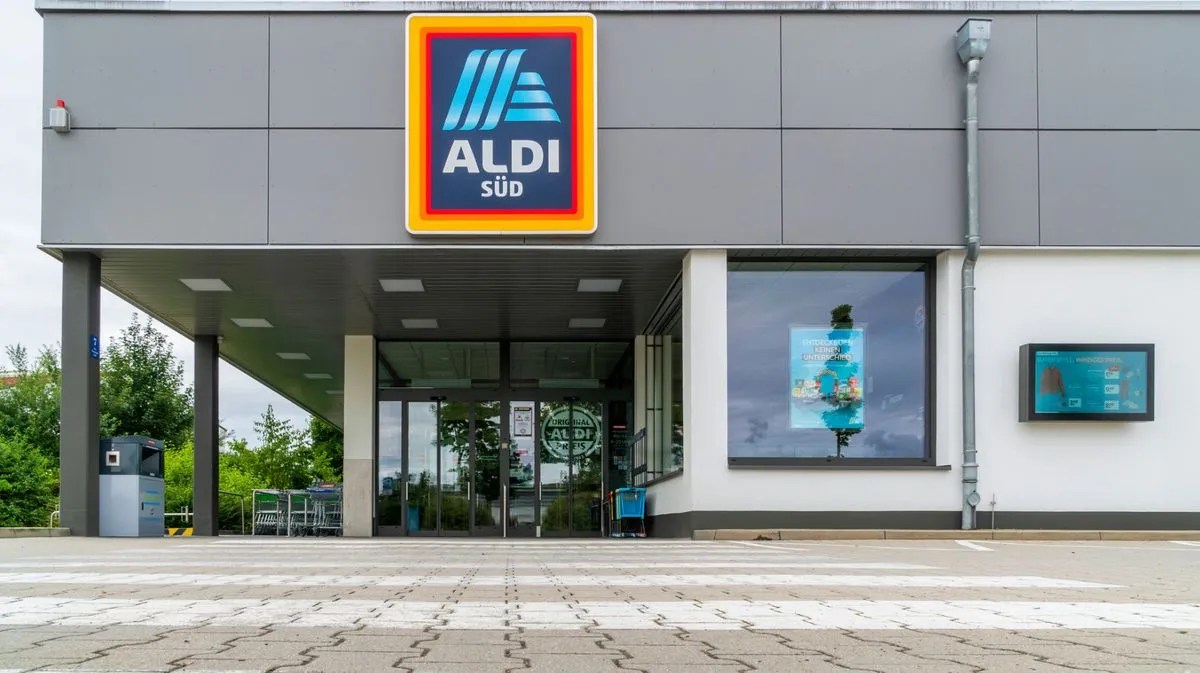 Aldi Geschäft von außen.