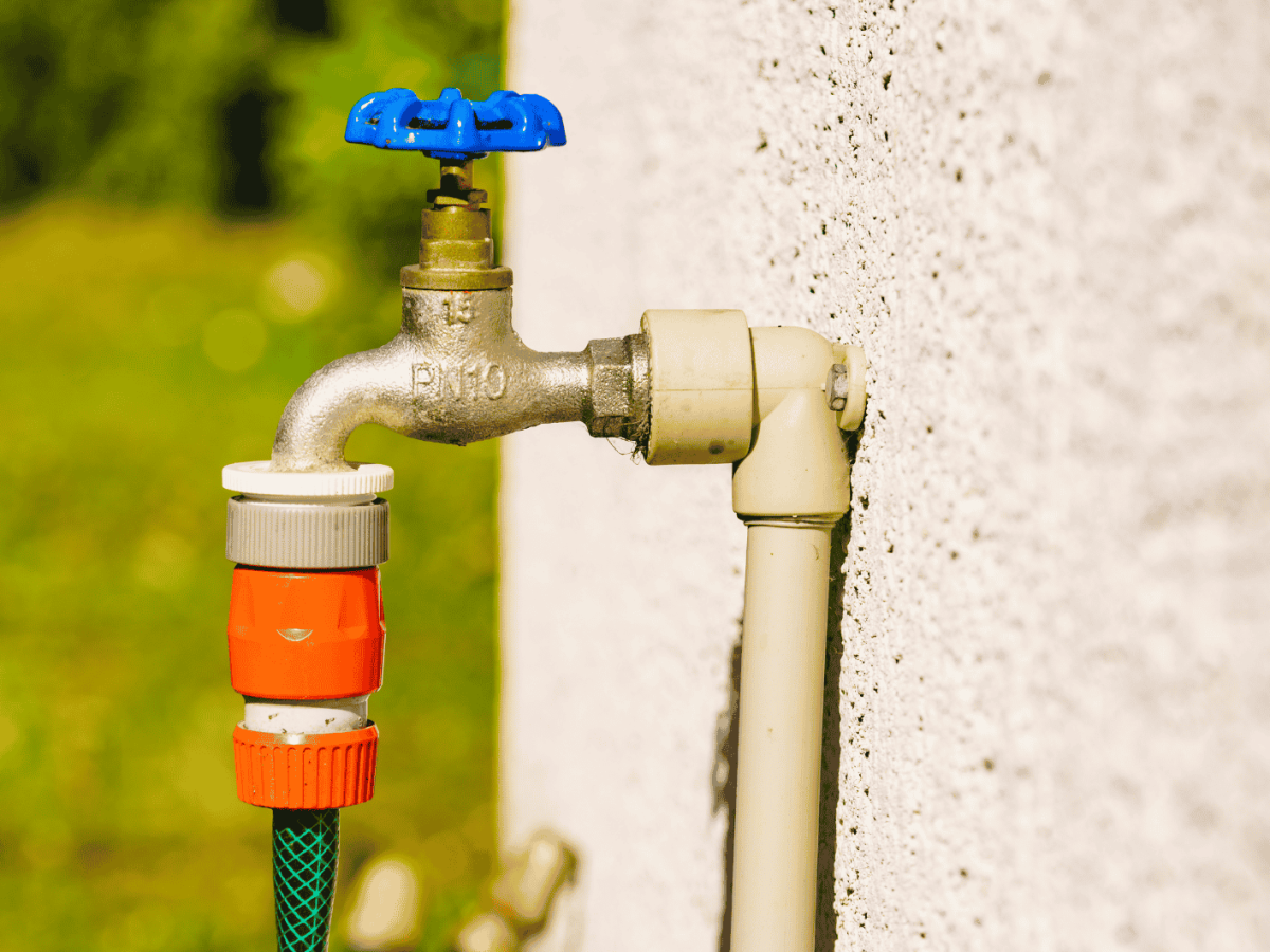 Au&szlig;enwasserhahn in Garten.