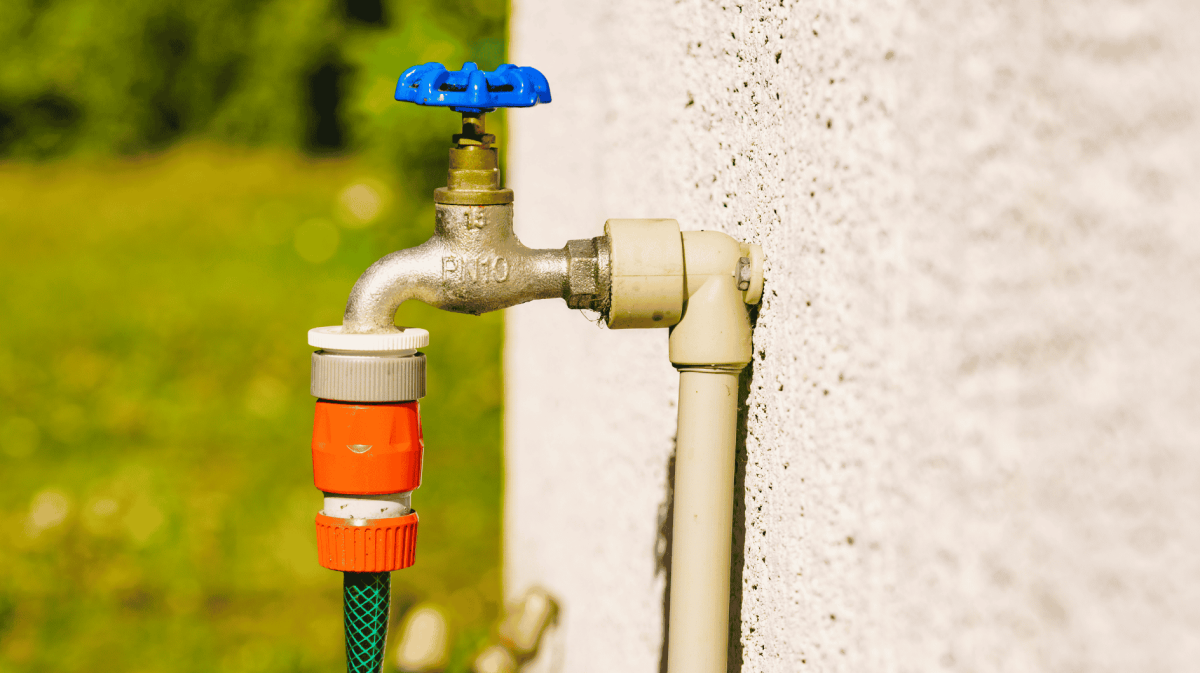 Außenwasserhahn in Garten.