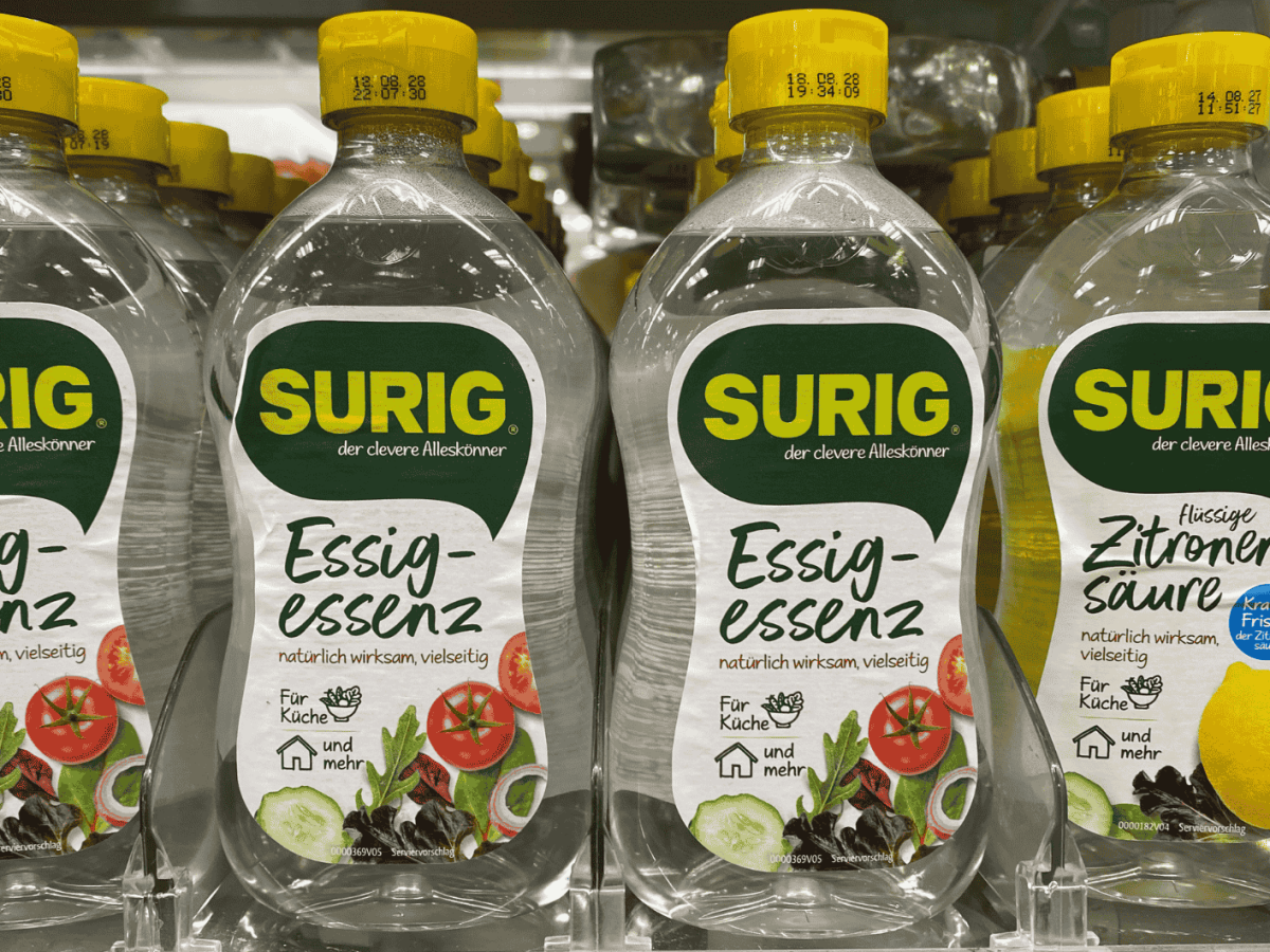 Essigessenz im Supermarkt.