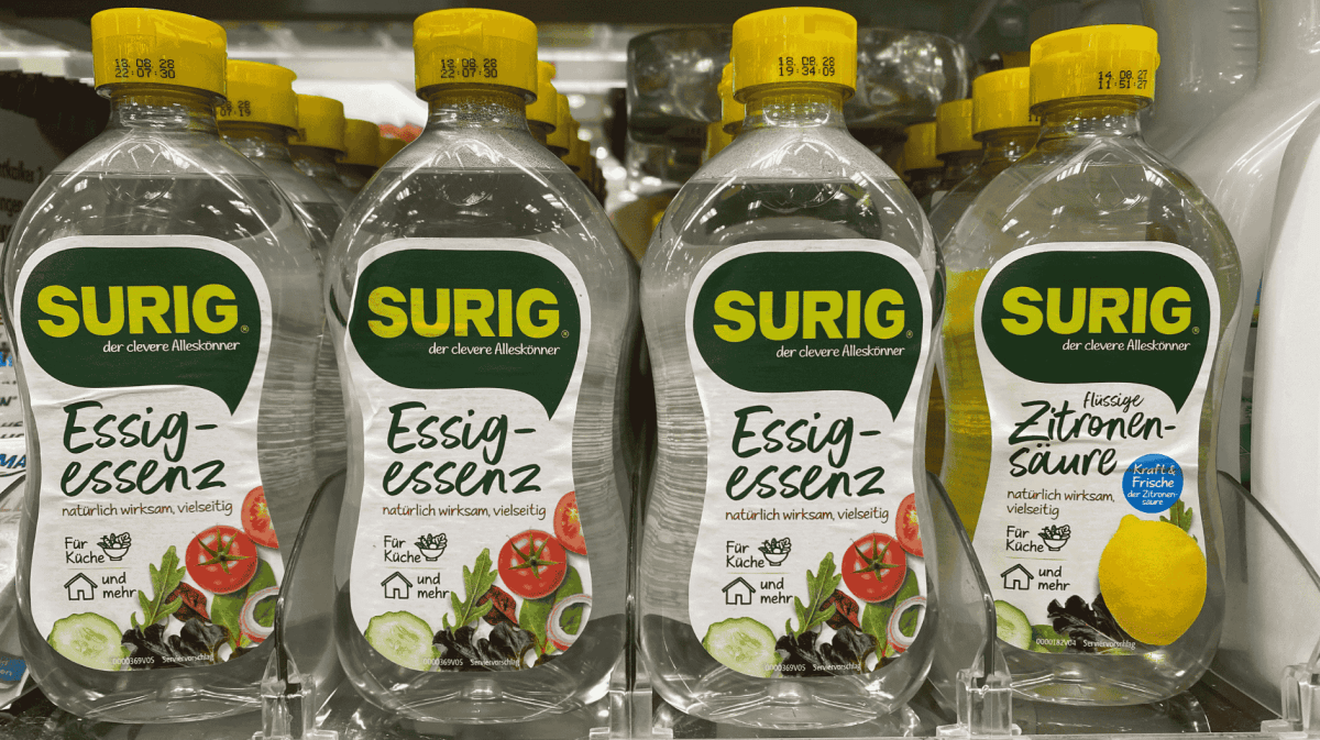 Essigessenz im Supermarkt.