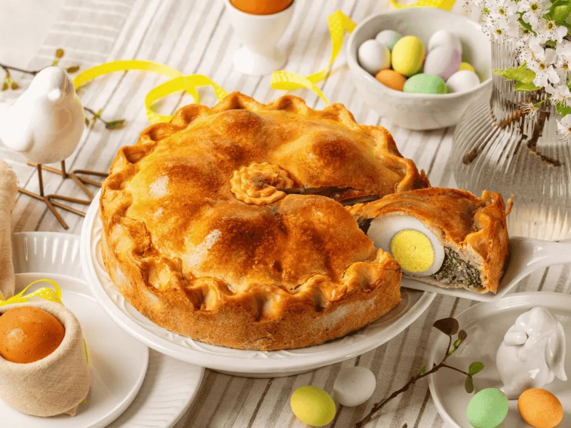 Italienischer, herzhafter Osterkuchen mit Spinat und Eiern.