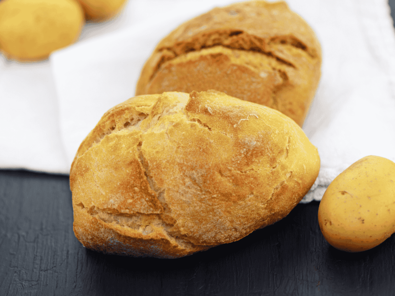 Kartoffelbr&ouml;tchen auf einem Tisch.