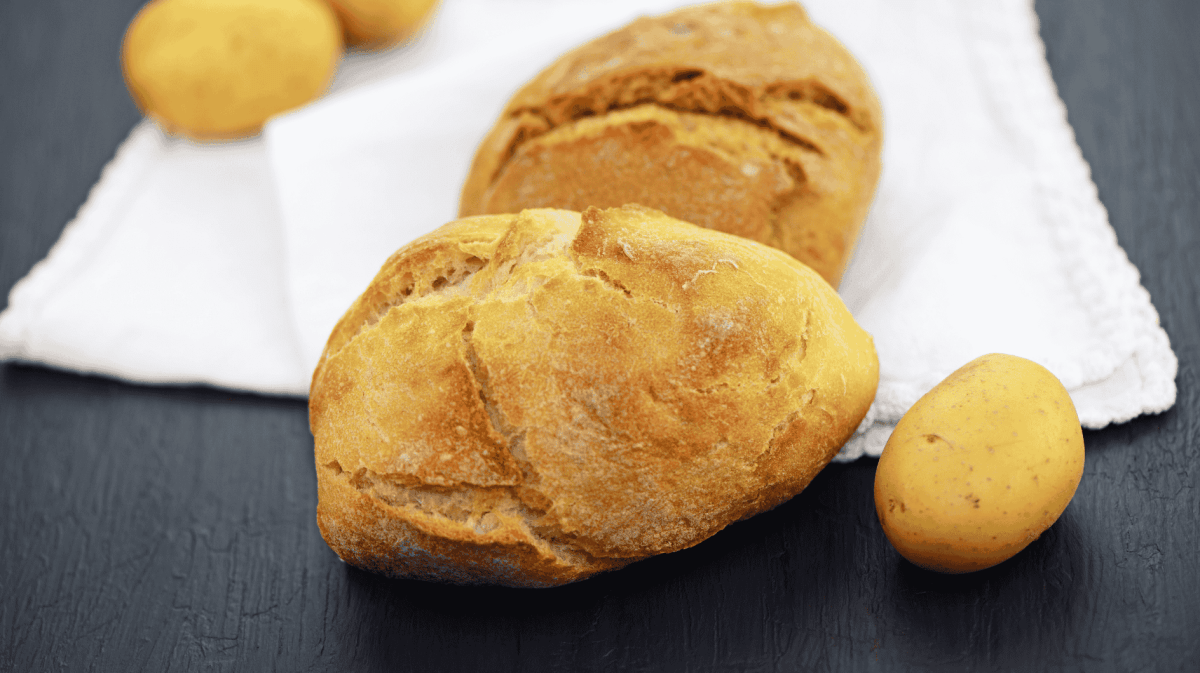 Kartoffelbrötchen auf einem Tisch.