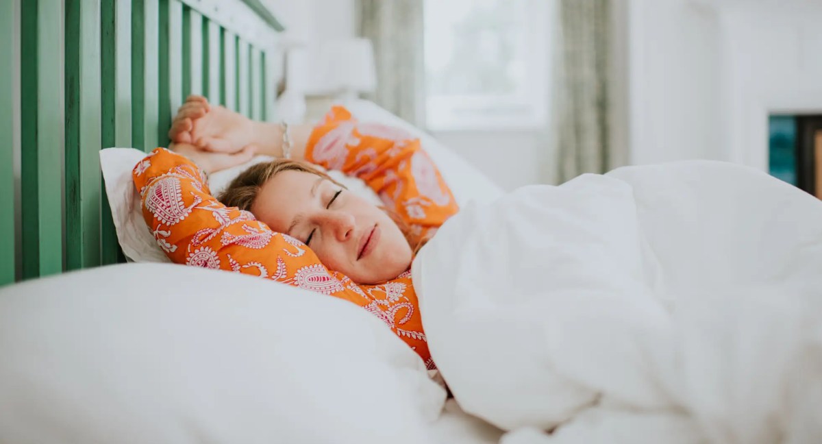 Frau schläft in Bett