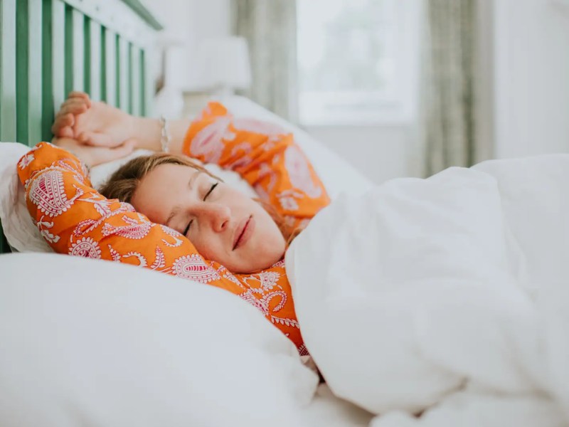 Frau schläft in Bett