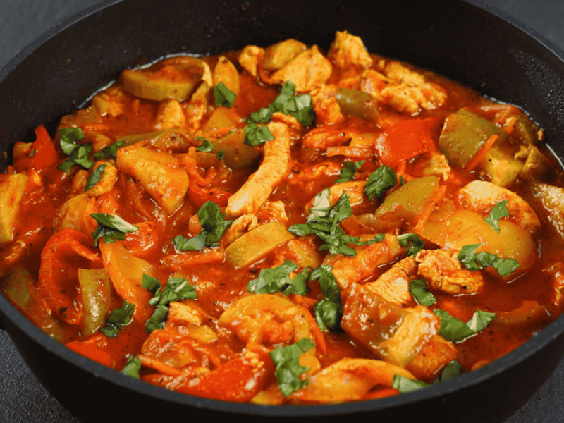Ofensuppe mit Hähnchen, Paprika und Ananas.Ofensuppe mit Hähnchen, Paprika und Ananas.