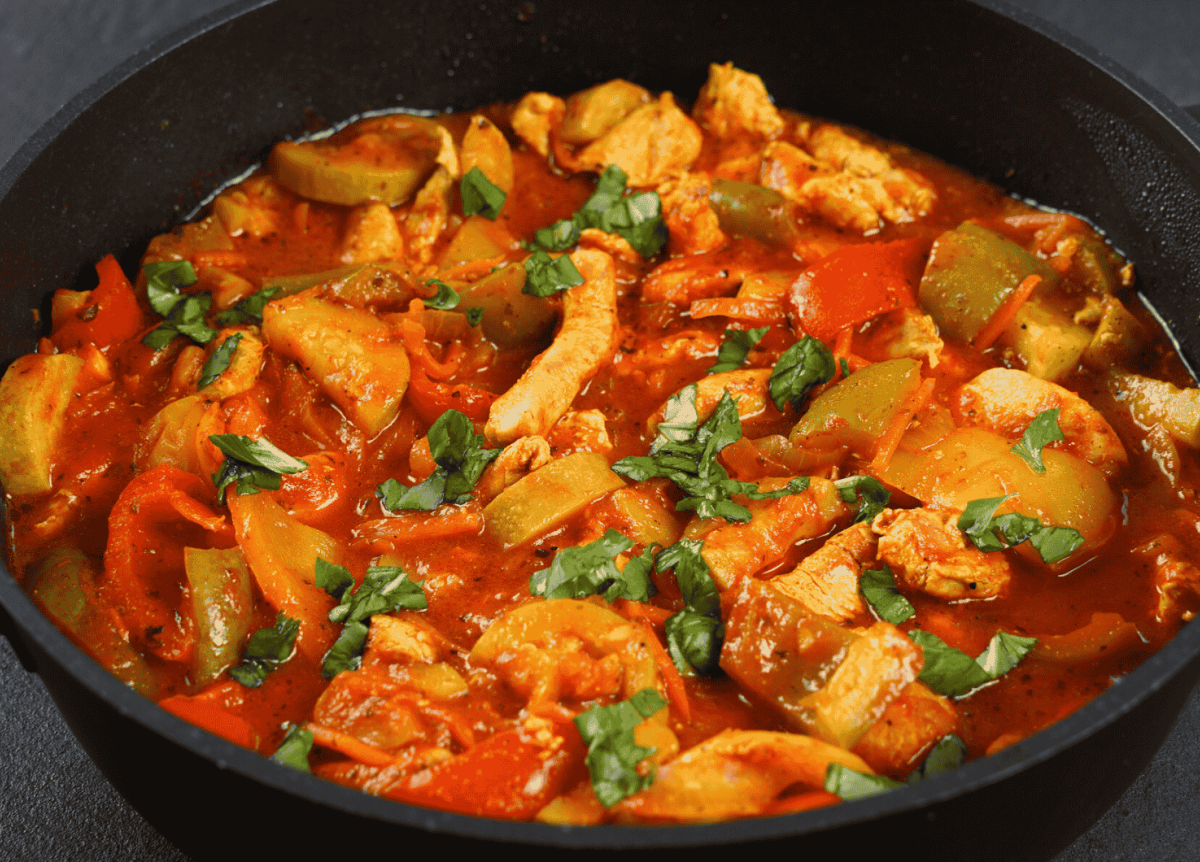 Ofensuppe mit Hähnchen, Paprika und Ananas.Ofensuppe mit Hähnchen, Paprika und Ananas.