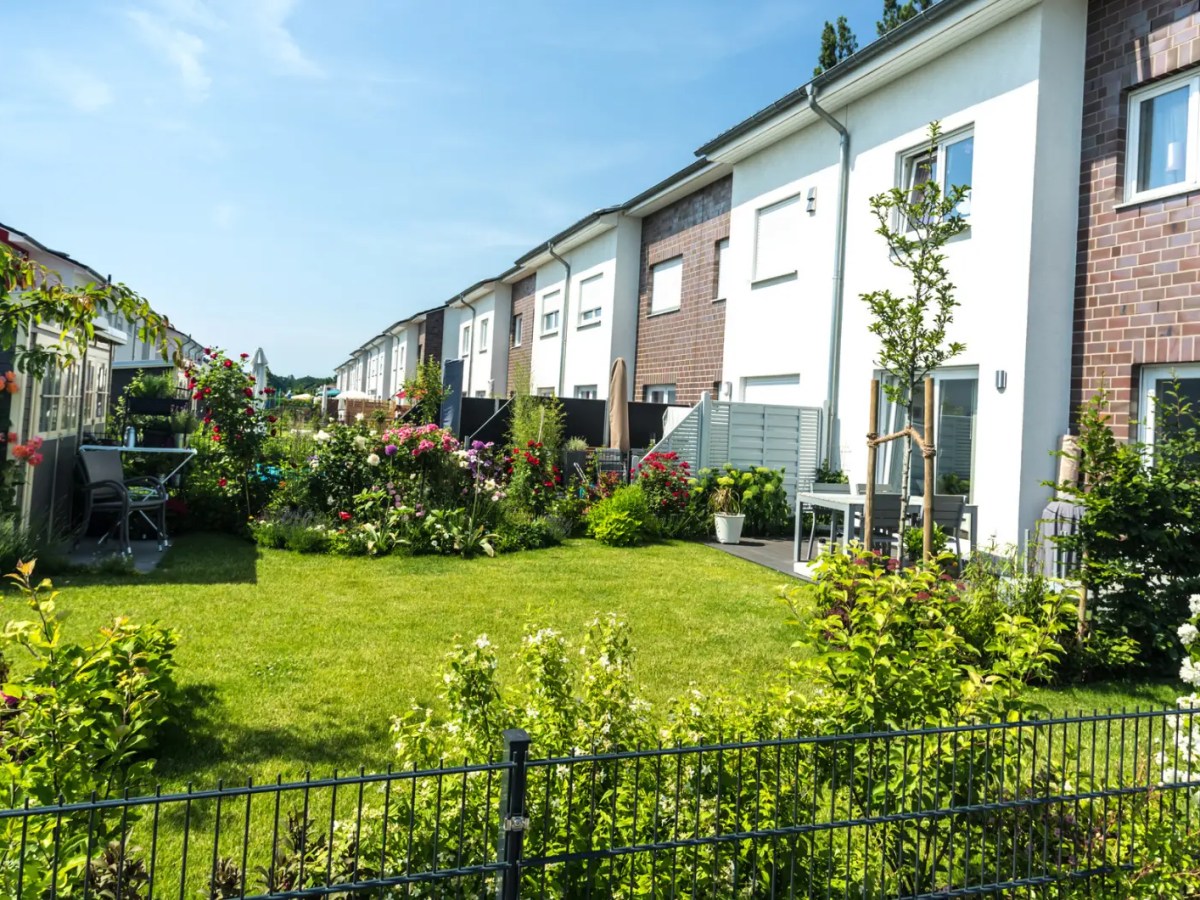 Garten hinter Reihenhäusern, typischer Handtuch-Garten