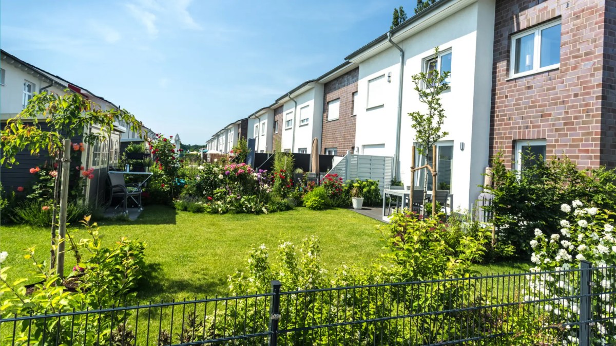 Garten hinter Reihenhäusern, typischer Handtuch-Garten