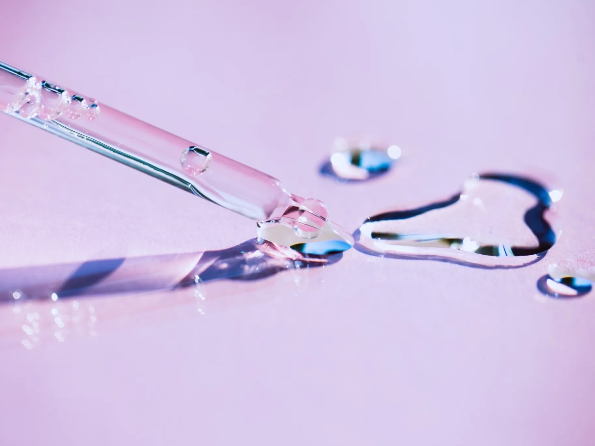 Pipette mit einigen Tropfen eines Serums.