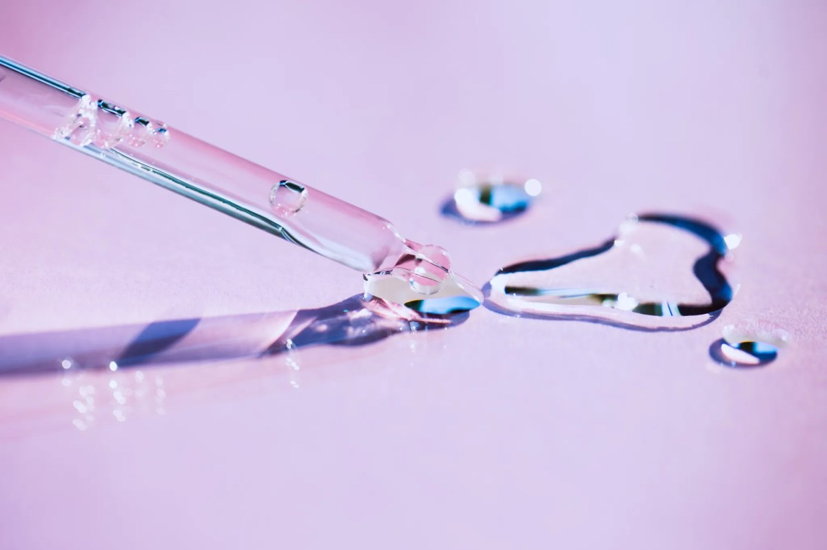 Pipette mit einigen Tropfen eines Serums.