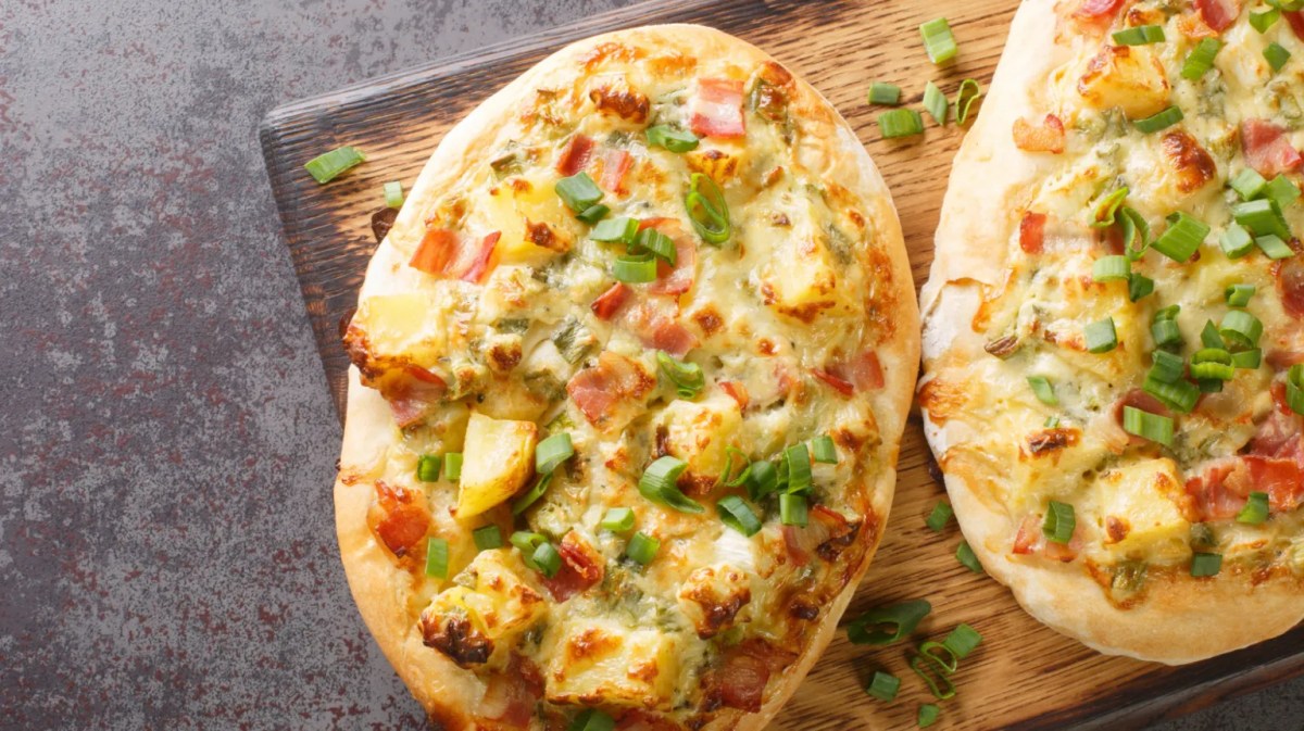 Schmandbrötchen mit Schinken, Käse und Kartoffeln.