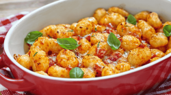 Rote Backform mit &uuml;berbackenen Gnocchi.