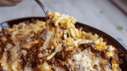 Sp&auml;tzle mit K&auml;se &uuml;berbacken.