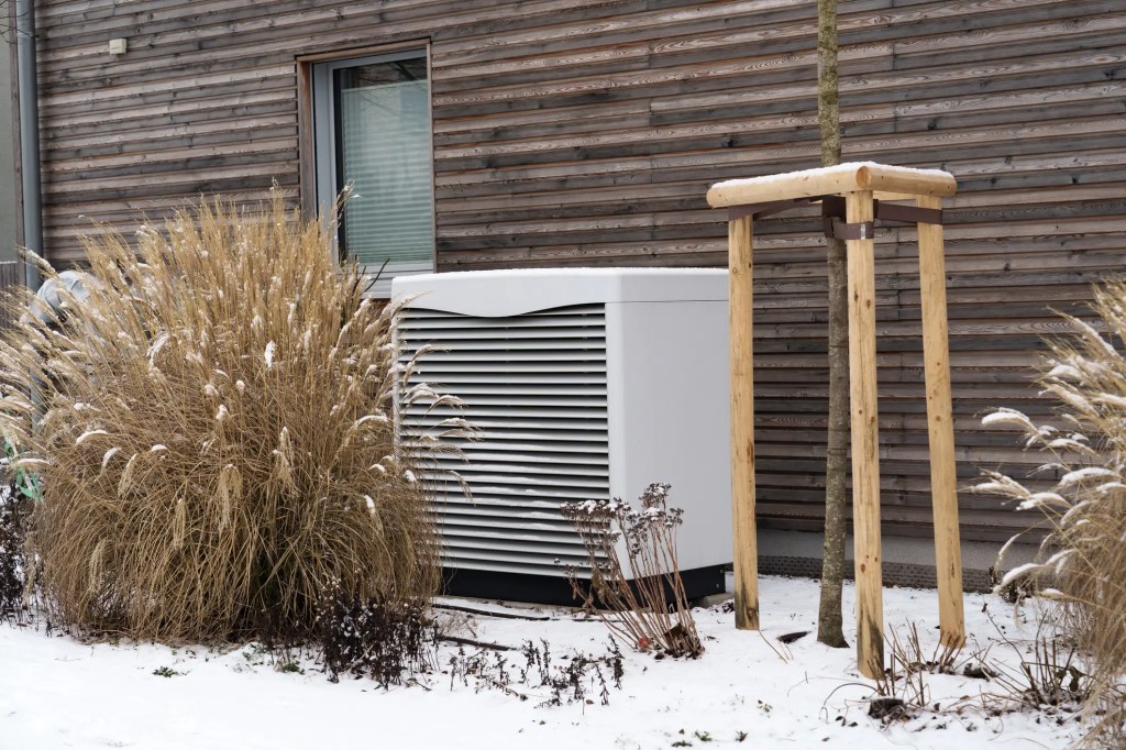 W&auml;rmepumpe mit Bepflanzung durch Ziergr&auml;ser im Winter