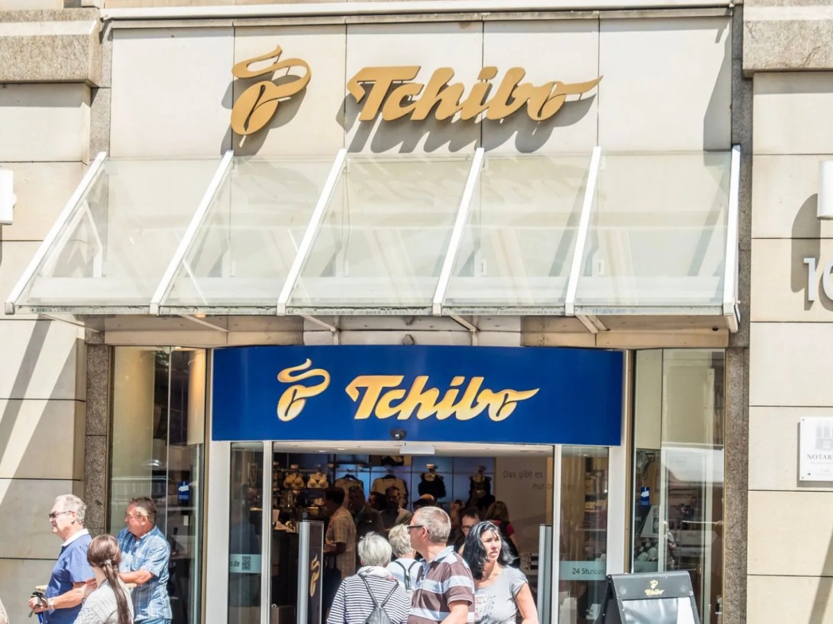Tchibo Logo an einem Store in der Stadt.