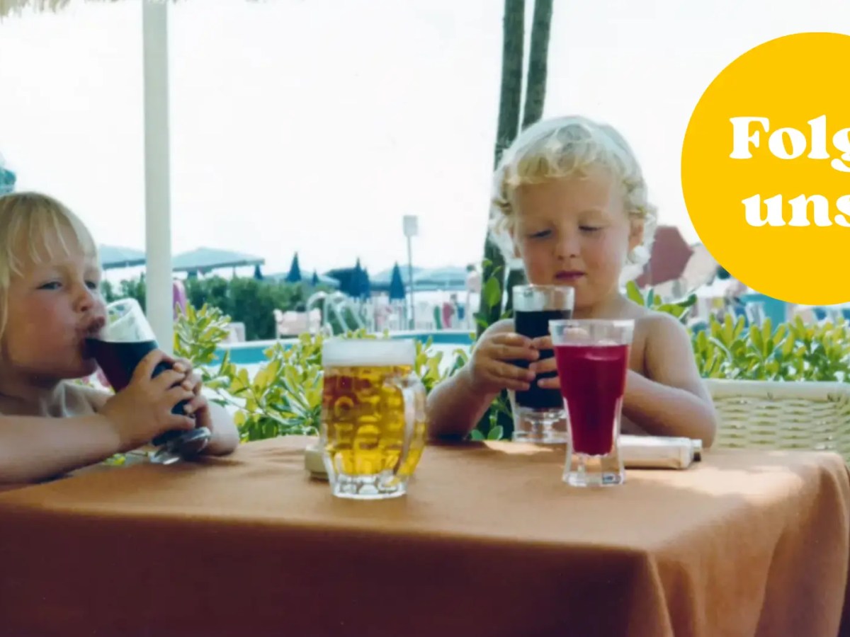 Retro-Foto von Kindern, die Soft Drinks trinken als Symbolbild f&uuml;r Boomer-Erziehung.