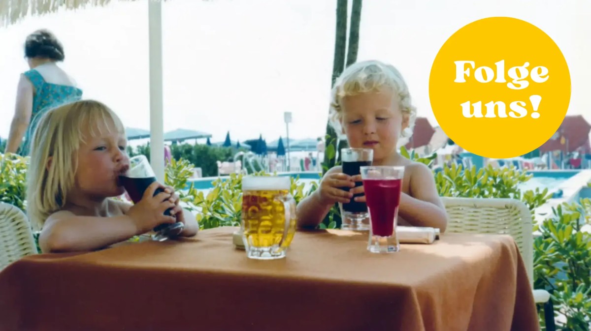 Retro-Foto von Kindern, die Soft Drinks trinken als Symbolbild für Boomer-Erziehung.