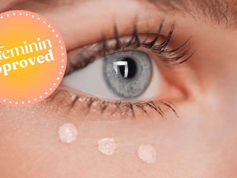 Das blaue Auge einer Frau mit Concealer, daneben das gofeminin Logo