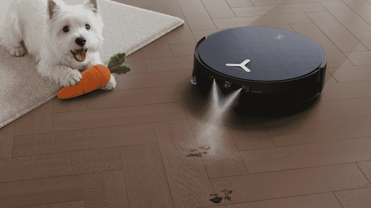 Ein Ecovacs Saugroboter wischt die Flecken von Hundepfoten auf Boden weg.