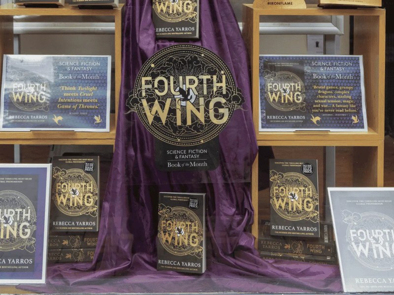 Schaufenster eines Buchladens mit den Büchern Fourth Wing von Rebecca Yarros.
