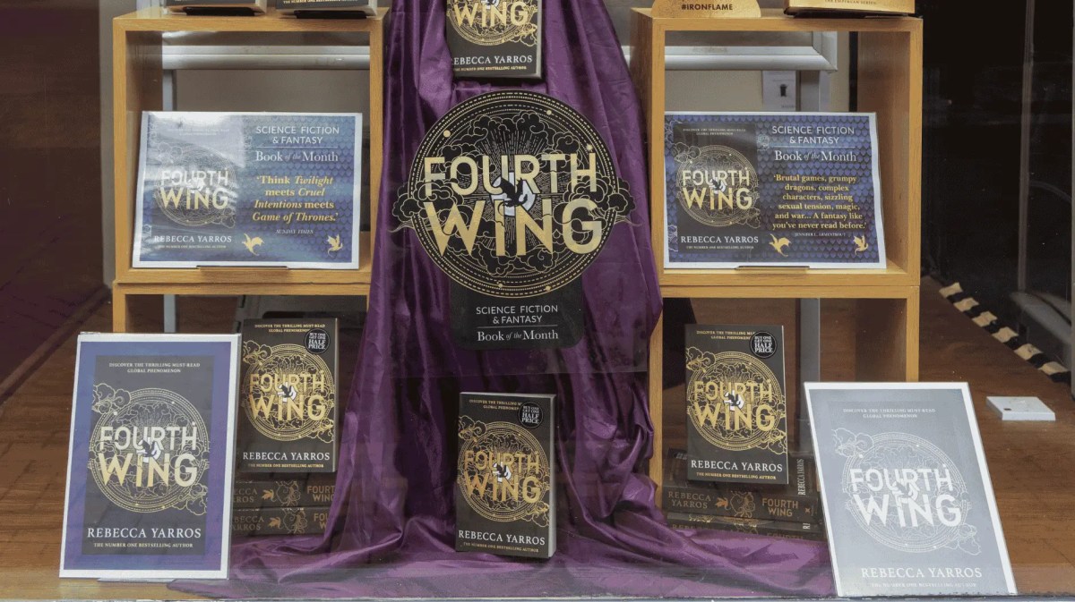 Schaufenster eines Buchladens mit den Büchern Fourth Wing von Rebecca Yarros.