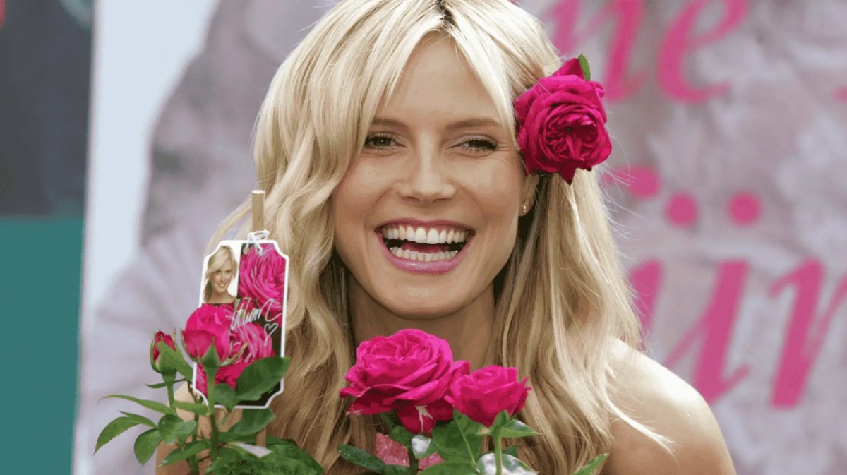 Model Heidi Klum (GER) mit der -Heidi Klum Rose- anlässlich der Werbekampagne -Eine Rose für Heidi- in Dingers Gartencenter in Köln,