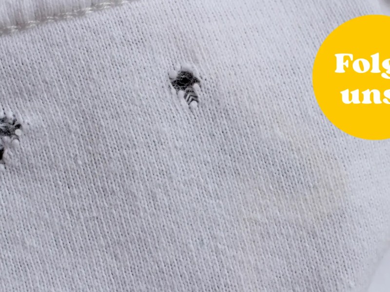 Kleine L&ouml;cher in wei&szlig;em T-Shirt.