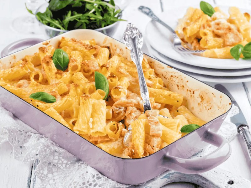 Nudelauflauf mit Lachs in einer weißen Auflaufform.
