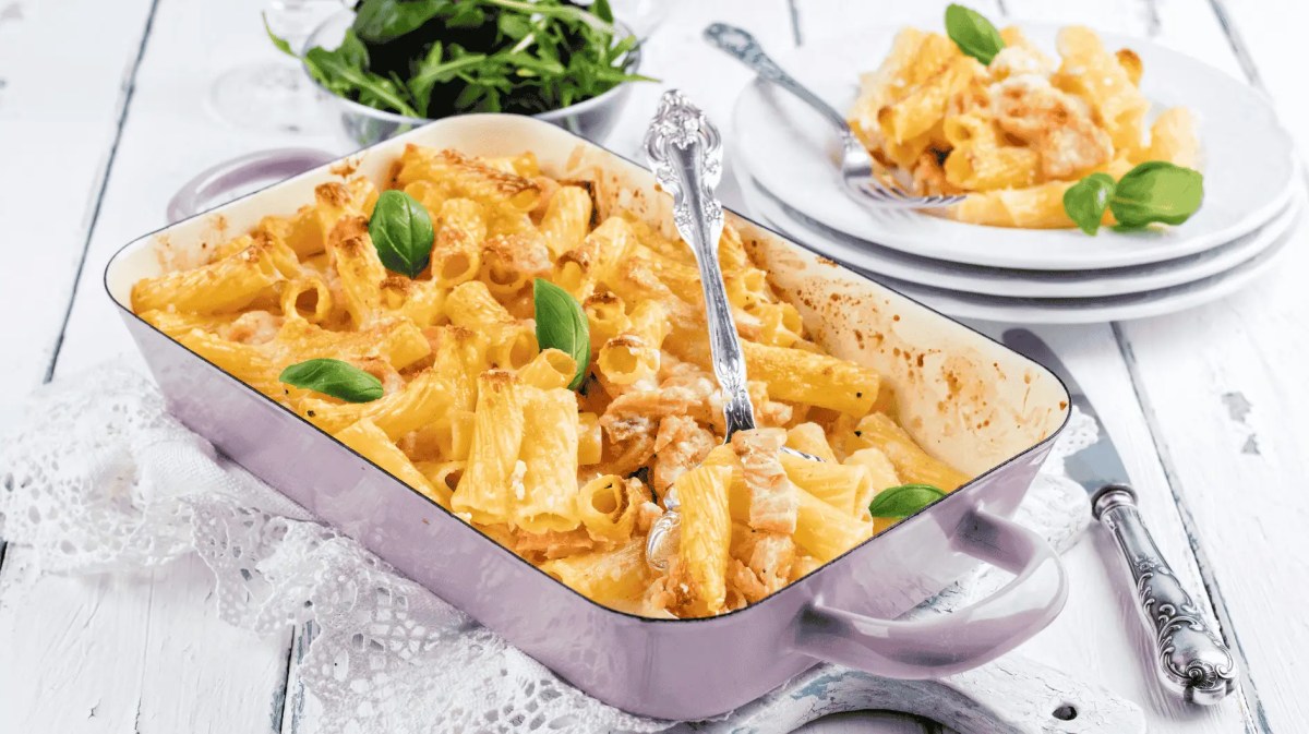 Nudelauflauf mit Lachs in einer weißen Auflaufform.