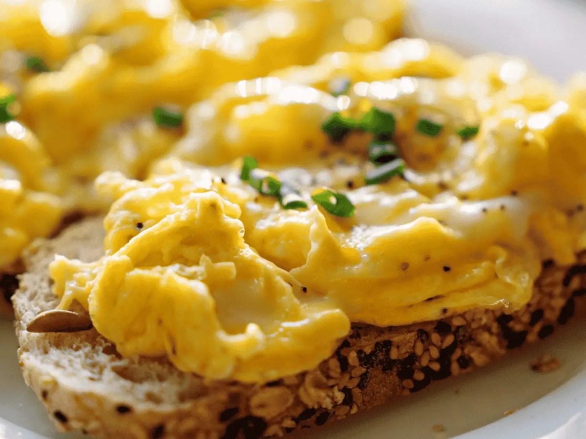 Glänzendes Rührei auf einem Körnerbrot.