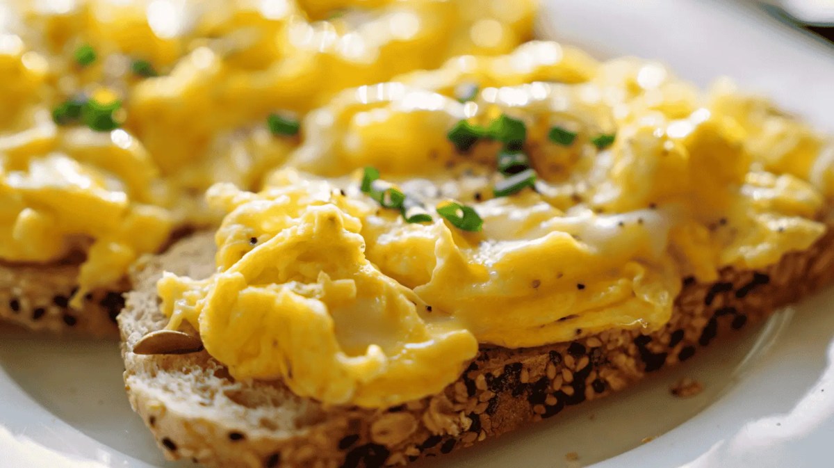 Glänzendes Rührei auf einem Körnerbrot.