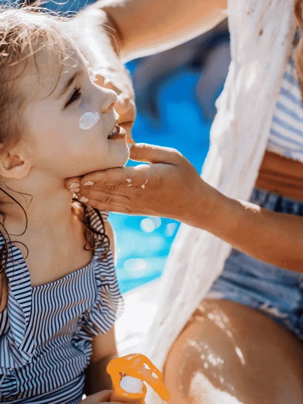 Muss ich wasserfeste Sonnencreme nach dem Baden erneut auftragen?