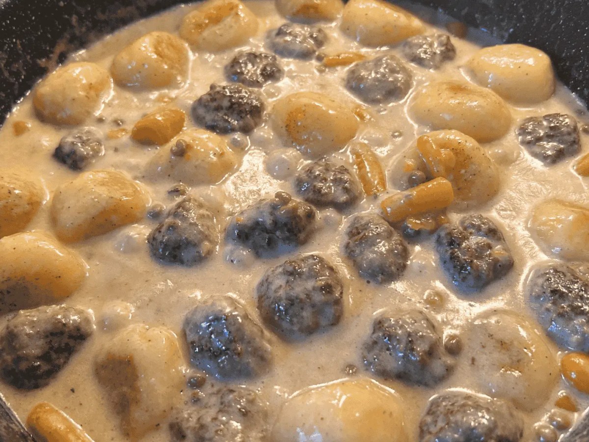Eintopf mit Hackbällchen, kleinen Kartoffelklößen, Erbsen und Möhren.
