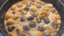 Eintopf mit Hackb&auml;llchen, kleinen Kartoffelkl&ouml;&szlig;en, Erbsen und M&ouml;hren.