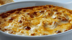 Auflauf mit viel K&auml;se &uuml;berbacken in wei&szlig;er Form.