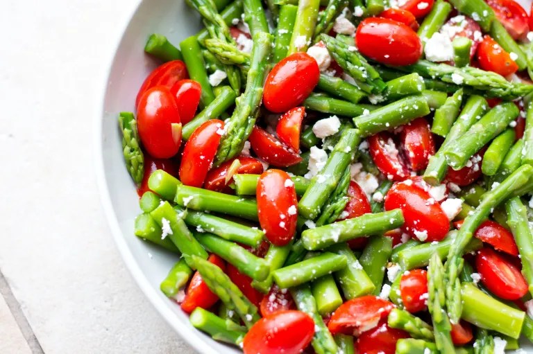 Spargelsalat mit Tomaten und Feta