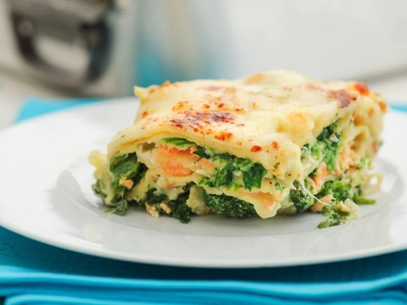 Spinat-Lachs-Lasagne auf einem Teller.
