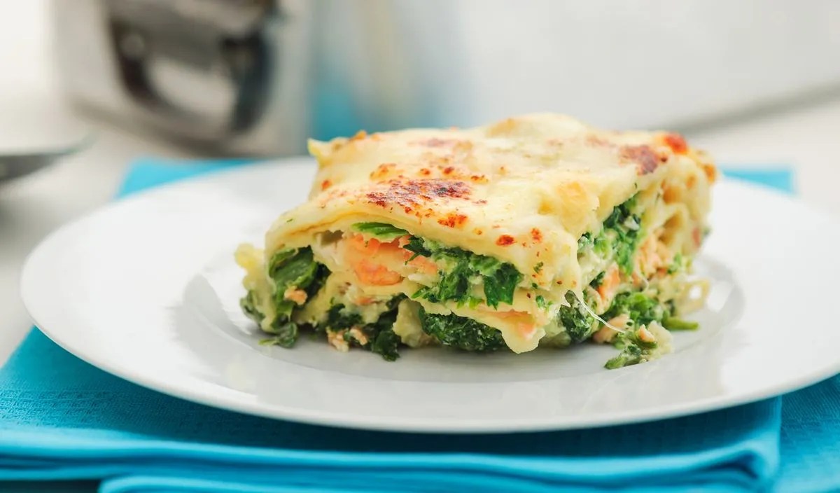 Spinat-Lachs-Lasagne auf einem Teller.