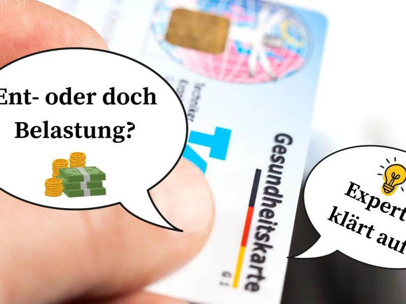 Finger halten Gesundheitskarte der Techniker-Krankenkasse. Links im Vordergrund ist eine Sprechblase und rechts unten ist auch eine Sprechblase.