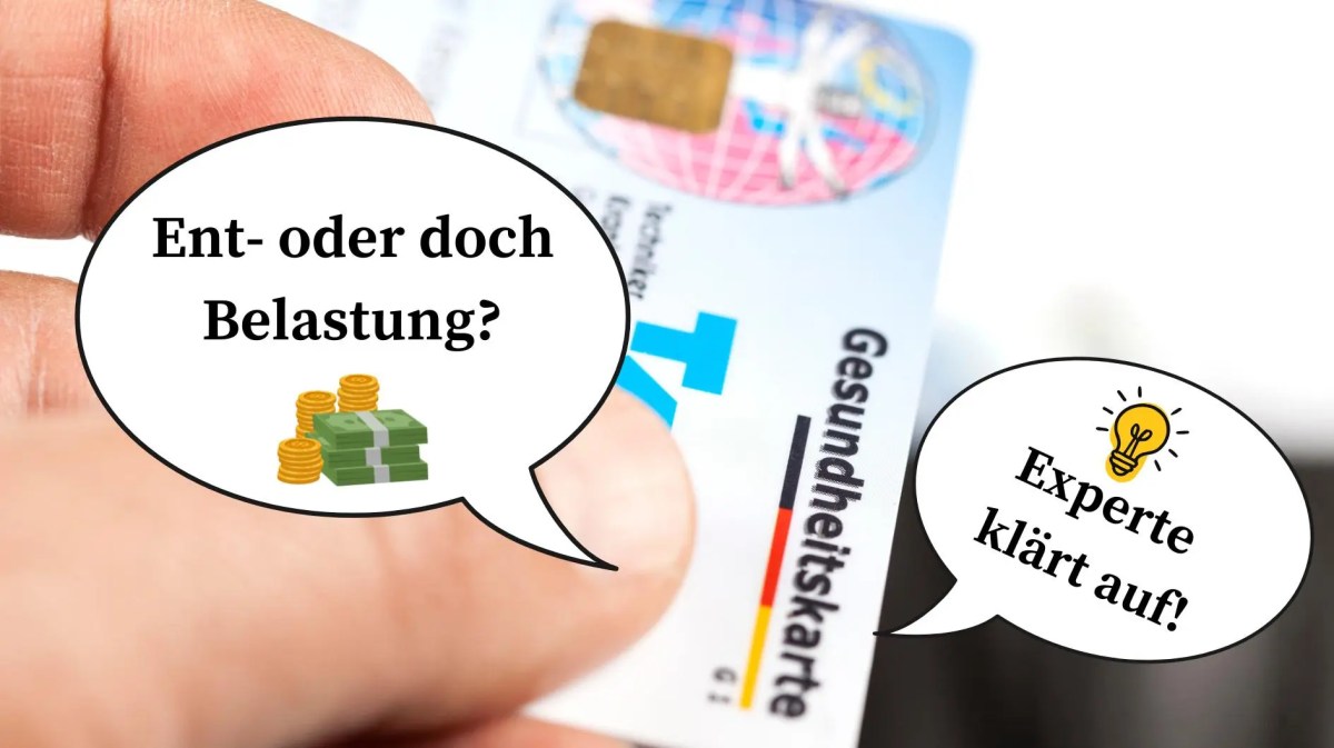 Finger halten Gesundheitskarte der Techniker-Krankenkasse. Links im Vordergrund ist eine Sprechblase und rechts unten ist auch eine Sprechblase.