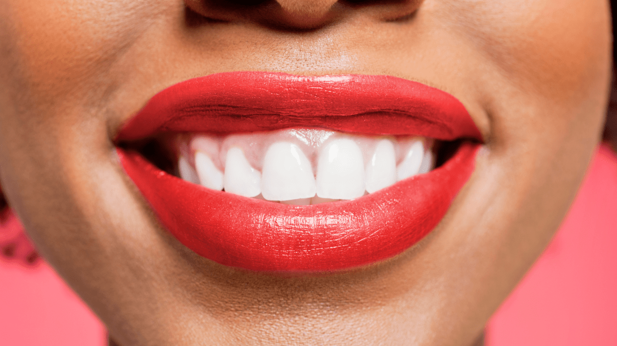 Lachender Mund mit roten Lippen