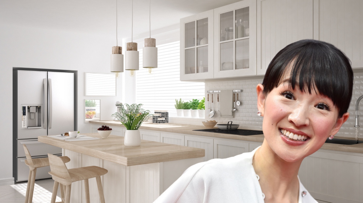 Eine ordentliche helle Küche mit einem Portrait von Marie Kondo.
