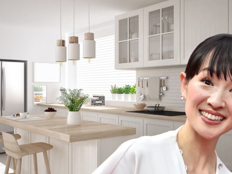 Eine ordentliche helle Küche mit einem Portrait von Marie Kondo.