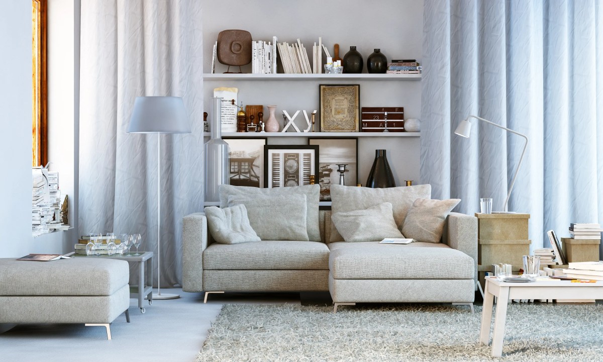Modernes Wohnzimmer mit Regalen, Bücherdeko und in weiß gehalten.