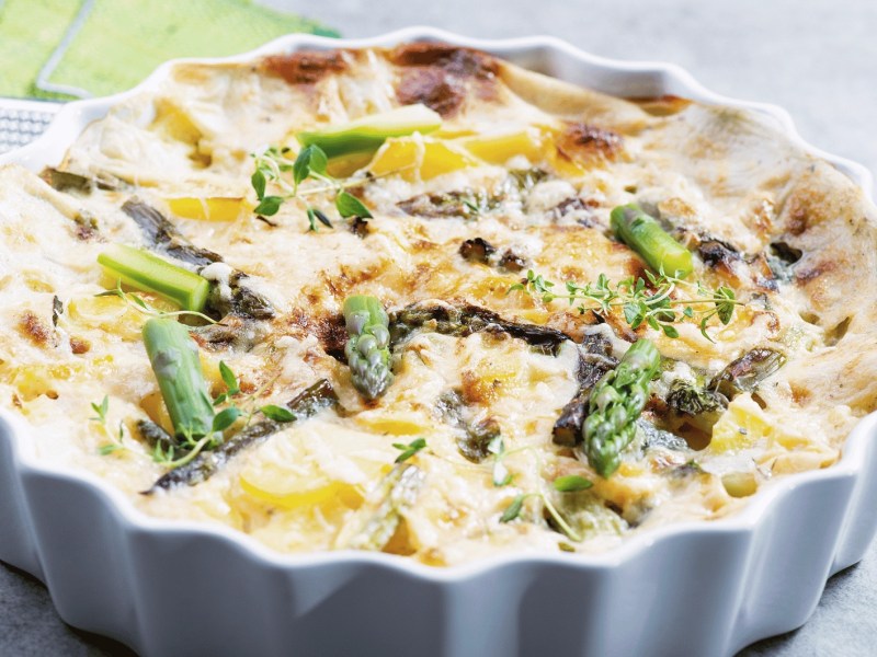 Spargel-Kartoffel-Gratin in Keramik Auflaufform